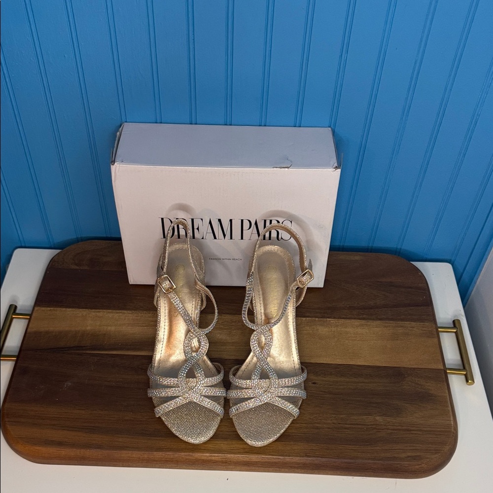 NWT Dream Pairs Glittering Gold Heels Size 6-1/2